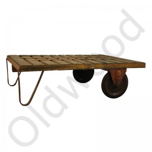 Industriele oude houten trolley met metalen onderstel en wielen Industriele oude houten trolley met metalen onderstel en wielen