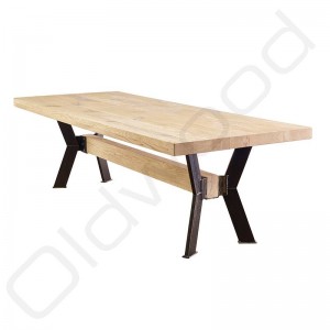 Robuuste tafel 'Praag' met een rustiek eiken blad en stoer onderstel Robuuste tafel 'Praag' met een rustiek eiken blad en stoer onderstel